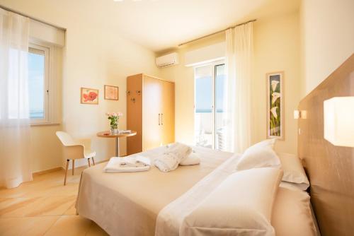 贝拉里亚-伊贾马里纳墨西哥酒店的一间卧室设有一张大床和一个窗户。