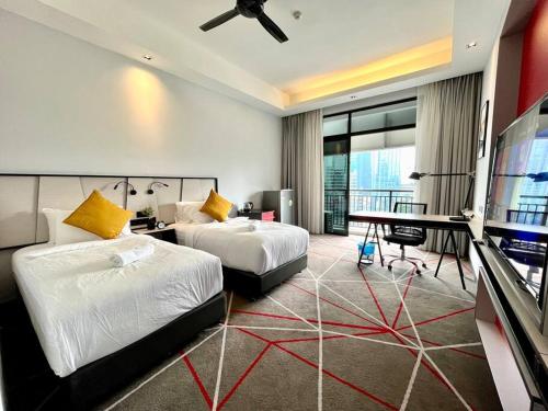 吉隆坡#173 M101 Dang Wangi KLCC View Pool By Livin的酒店客房配有两张床和一张书桌
