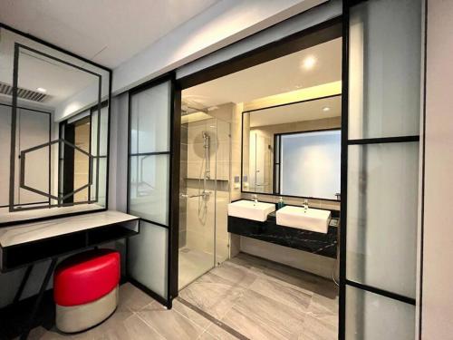 吉隆坡#173 M101 Dang Wangi KLCC View Pool By Livin的一间带两个盥洗盆、淋浴和镜子的浴室