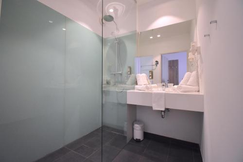 采德豪斯Sporthotel Zederhaus的一间带两个水槽和玻璃淋浴间的浴室