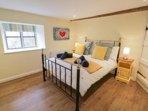 Upper SapeyOld Farm Cottage的一间卧室设有一张床和一个窗口