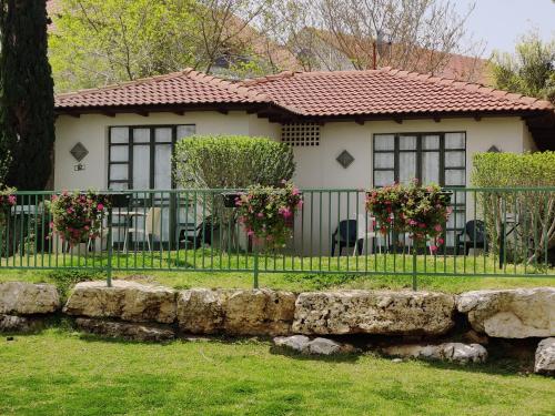 斯奥里斯肖里西青山山林小屋的一座带围栏和石墙的房子