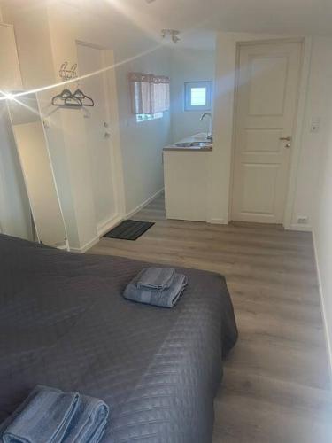 奥勒松Litle cozy apartment in Ålesund的卧室配有床和盥洗盆