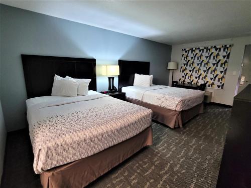罗克沃尔罗克沃尔速8酒店的酒店客房设有两张床和两盏灯。