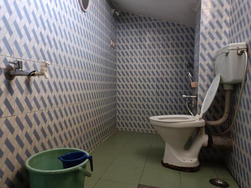马迪凯里Coorg villas apartment stay的一间带卫生间和垃圾桶的浴室