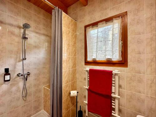 弗瑞兰Chalet de Fréland的带淋浴和红色毛巾的浴室