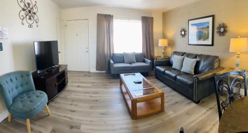 佩吉Lake Powell Motel & Apartments的客厅配有沙发和桌子