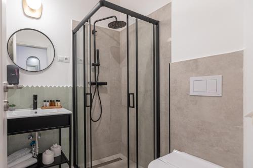 布拉索夫Richter Residence的带淋浴、卫生间和盥洗盆的浴室