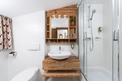 巴德加斯坦MONDI Bellevue Alm Gastein的一间带水槽和淋浴的浴室