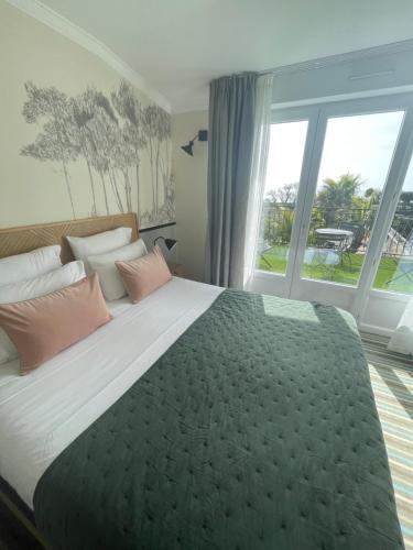 阿尔桑雷玛特里酒店的一间卧室设有一张大床和大窗户