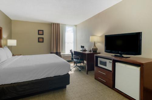 布莱克斯堡Comfort Inn Blacksburg University Area的配有一张床和一台平面电视的酒店客房