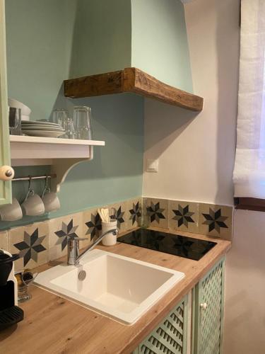 埃尔莫拉尔Posada de Lola的厨房配有水槽和星光台