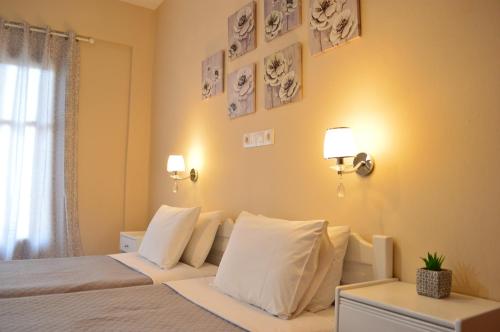 阿普索斯Αndreas Studios的一间卧室配有带白色床单和枕头的床。