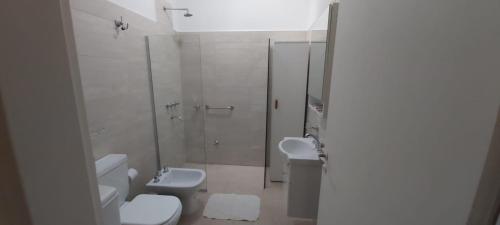 福尔摩沙La Casa de Mirna的浴室配有卫生间、盥洗盆和淋浴。