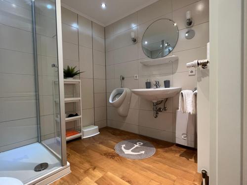 迪楚姆MS-Apartments I Ferienhaus Sielterrasse Ditzum的一间带水槽和淋浴的浴室