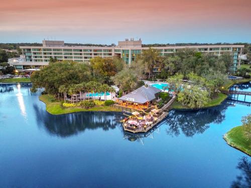 庞特韦德拉比奇锯齿草万豪高尔夫度假酒店的享有河上度假胜地的空中景致