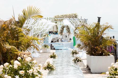 戈马Cap Kivu Hôtel的婚礼仪式,在白色的植物间举行