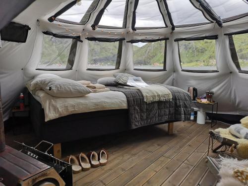 ValbergFLO Lofoten nature escape的一个带窗户的帐篷内一间卧室,配有一张床