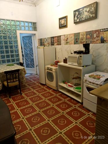里约热内卢Estúdios Deluxe São Manuel的一间铺有红色地板并配有白色家电的厨房