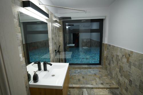 丰达塔NICA Chalet的浴室设有白色水槽和镜子