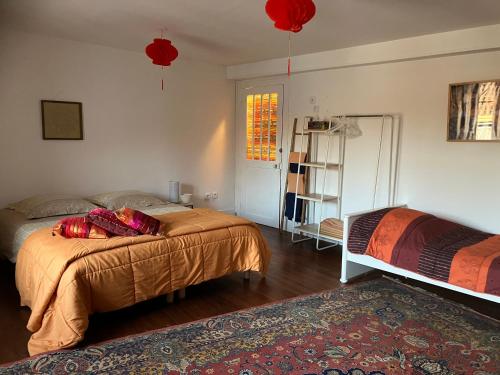 Saint-SeverLe Cazalet的一间带两张床的卧室和地毯