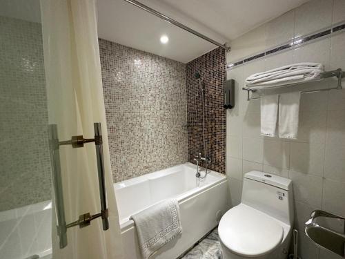 台北世聯商旅的带浴缸、卫生间和盥洗盆的浴室