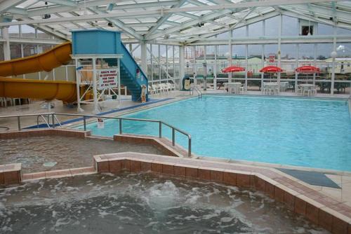 英戈尔德梅尔斯ST BREAKS BY THE BEACH的一个带水滑梯的大型室内游泳池