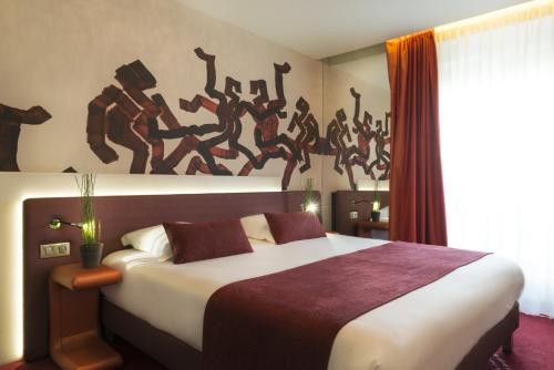 塞纳河畔讷伊勒庞酒店的一间卧室配有一张壁画床