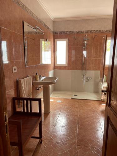 拉奥利瓦LA CALDERETA CASA RURAL的带浴缸、水槽和淋浴的浴室