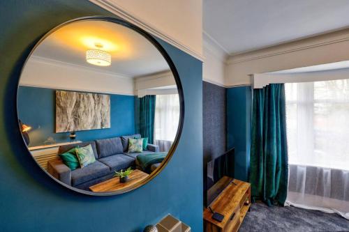 BareDeluxe king seaside apartment的带沙发和镜子的客厅