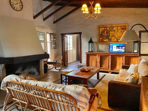 梅塞德斯Casa en Haras Bettina的带沙发和壁炉的客厅