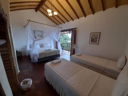 巴里查拉Posada Sueños de Antonio的一间带两张床的卧室和一个阳台