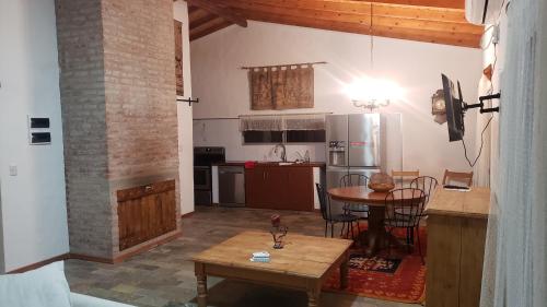 圣安娜LA INESITA的厨房以及带桌子和桌布的用餐室。