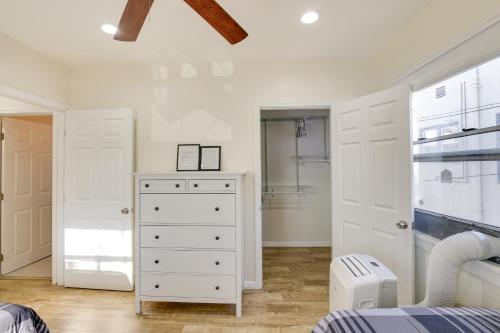 长滩Sunny California Retreat Near Knotts Berry Farm!的卧室配有白色梳妆台和衣柜。