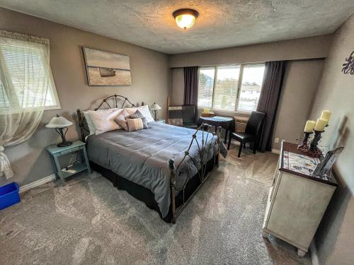Chase阳光舒斯瓦普住宿加早餐旅馆的一间卧室配有一张床、一张书桌和窗户。