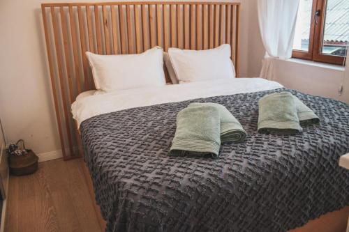 奥赫里德Villa Christina 2的一间卧室配有一张床,上面有两条毛巾