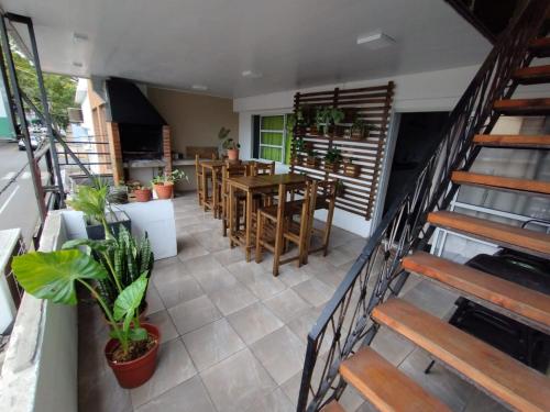 波萨达斯Como en casa Hostel的客房设有楼梯和桌椅