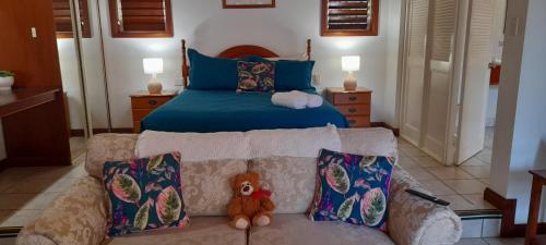 云加布拉伊甸之家度假村的一间卧室配有一张床和一张带泰迪熊的沙发