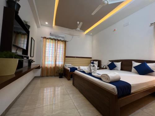 AlānduraiRaja Residency的一间卧室,配有两张床