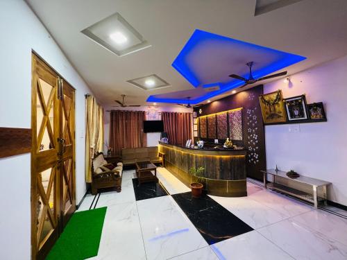 AlānduraiRaja Residency的客厅配有沙发和桌子