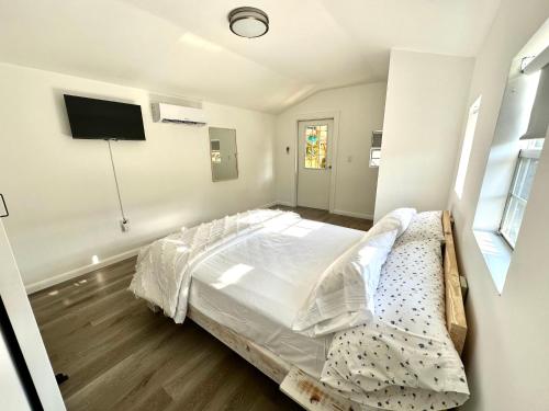 迈阿密Beach guests house的一间卧室配有一张大床和一台平面电视