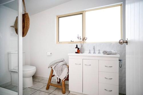 斯特拉恩Shack on the Bay - A Lovely Bayside Cabin的白色的浴室设有卫生间和水槽。