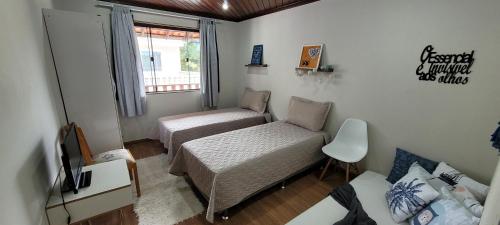 特雷索波利斯Hospedagem Doce Lar - Casa Bougainville的小房间设有两张床和窗户