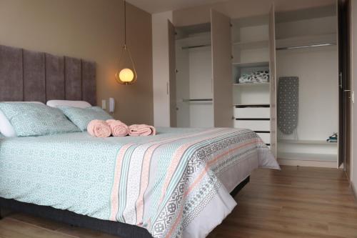 基多Cinnamon Suite - Private - Comfy - Brand NEW的一间卧室配有带粉红色毛巾的床