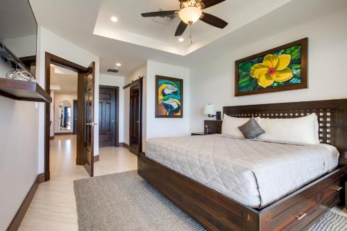 圣佩德罗格兰德加勒比伯利兹度假村的一间卧室配有一张床和吊扇