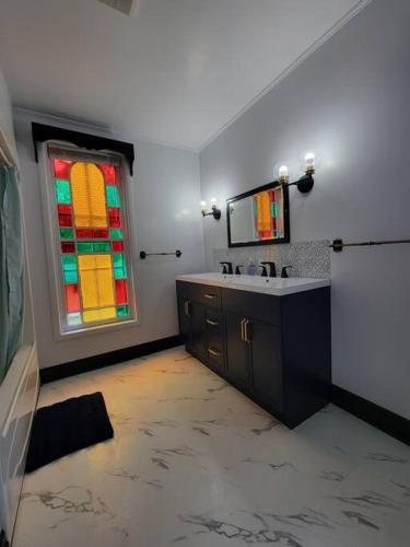 萨塞克斯The Maple Shade Suite的一间带水槽和彩色玻璃窗的浴室