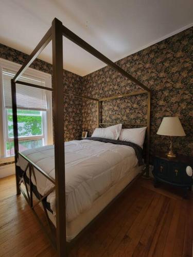 萨塞克斯The Maple Shade Suite的一间卧室,卧室内配有一张天蓬床