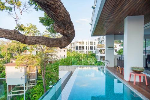 芭东海滩巴东吉娜拉别墅的树屋屋顶上的游泳池