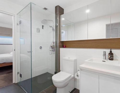 阿斯彭达尔Beach Life的浴室配有卫生间、淋浴和盥洗盆。