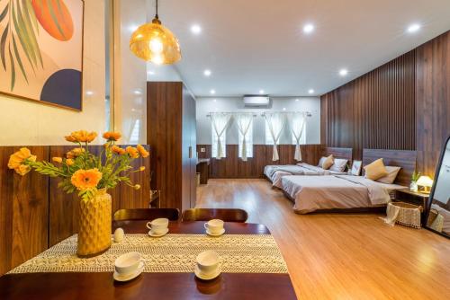 岘港NM Homestay Danang的一间卧室设有一张床和一间客厅。